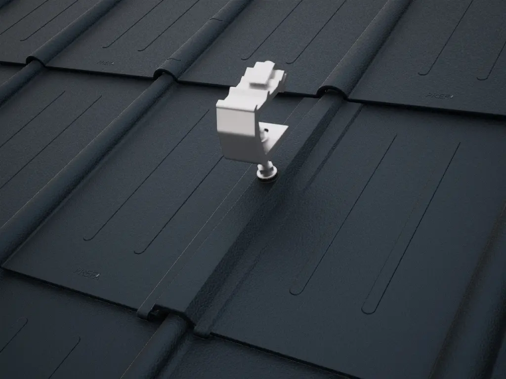Vue détaillée du support solaire PREVARIO Sunny spécial, monté sur une toiture sombre recouverte de tuiles PREFA.