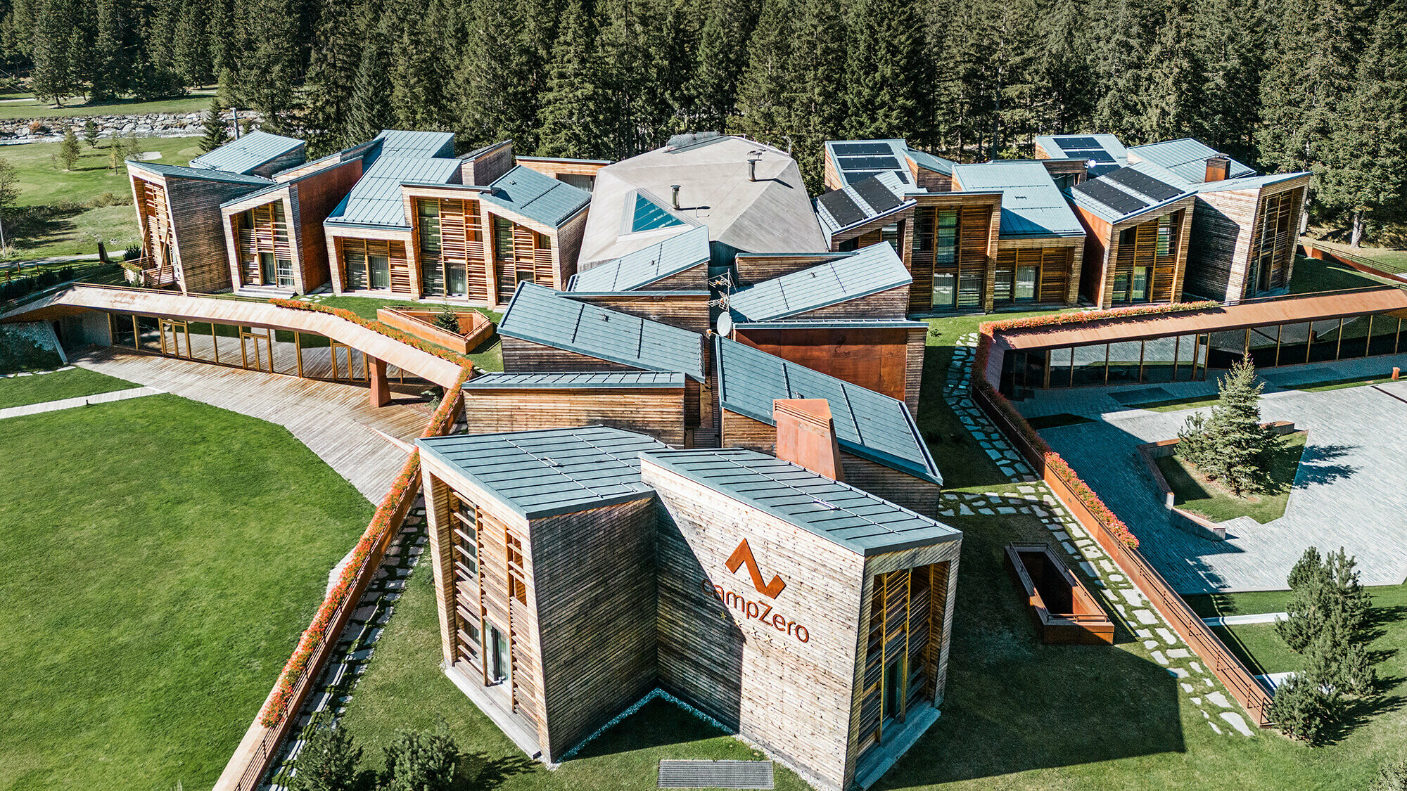 Vue de face de l’hôtel. La division en trois groupes des petites maisons en apparence indépendantes est bien visible.