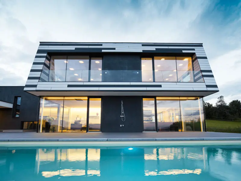 Einfamilienhaus mit mehrfarbiger PREFA Sidings-Fassade in Anthrazit matt und Silber inklusive Schattenfuge.