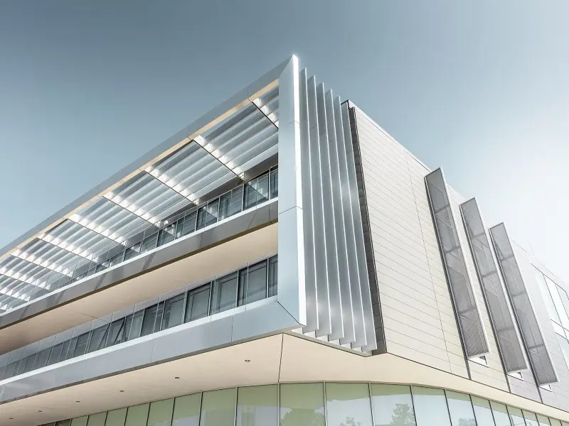 [Translate to italiano:] seitliche Außenansicht des Petronas Forschungszentrums in Turin (Italien. Die Fassade ist mit dem Produkt Siding in 3 Sonderfarben, P.10 Anthrazit und P.10 Hellgrau eingekleidet.