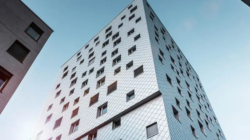 Tower Horw con 3.100 m² di facciata, rivestivo con 17.000 Scaglie PREFA in silver metallizzato.