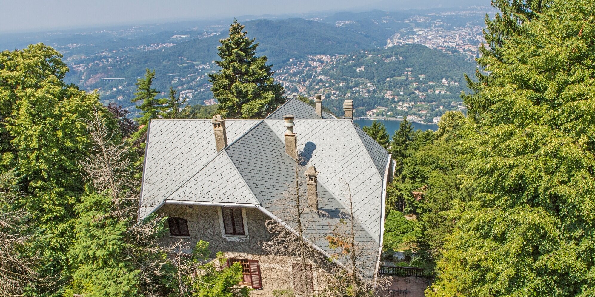 Vogelperspektive der Villa Brunate mit einem robusten Dach, das mit der Dachraute 29 × 29 in P.10 Hellgrau eingedecktist