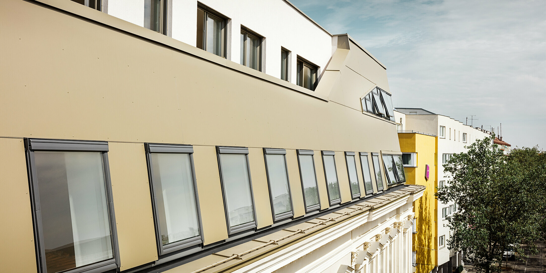Aménagement et rehaussement de combles à Vienne, Schloßhofer Straße — Panneaux composites en aluminium PREFA de couleur bronze