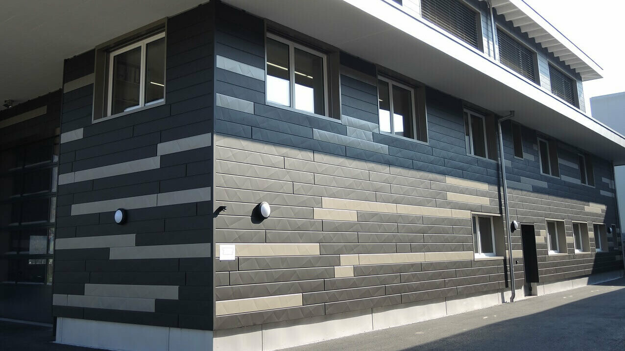 Seitenansicht der neuen Werkstatt in Oberarth mit Siding.X