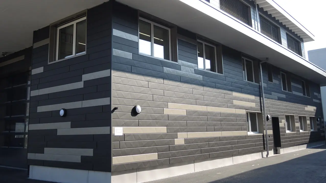 Seitenansicht der neuen Werkstatt in Oberarth mit Siding.X