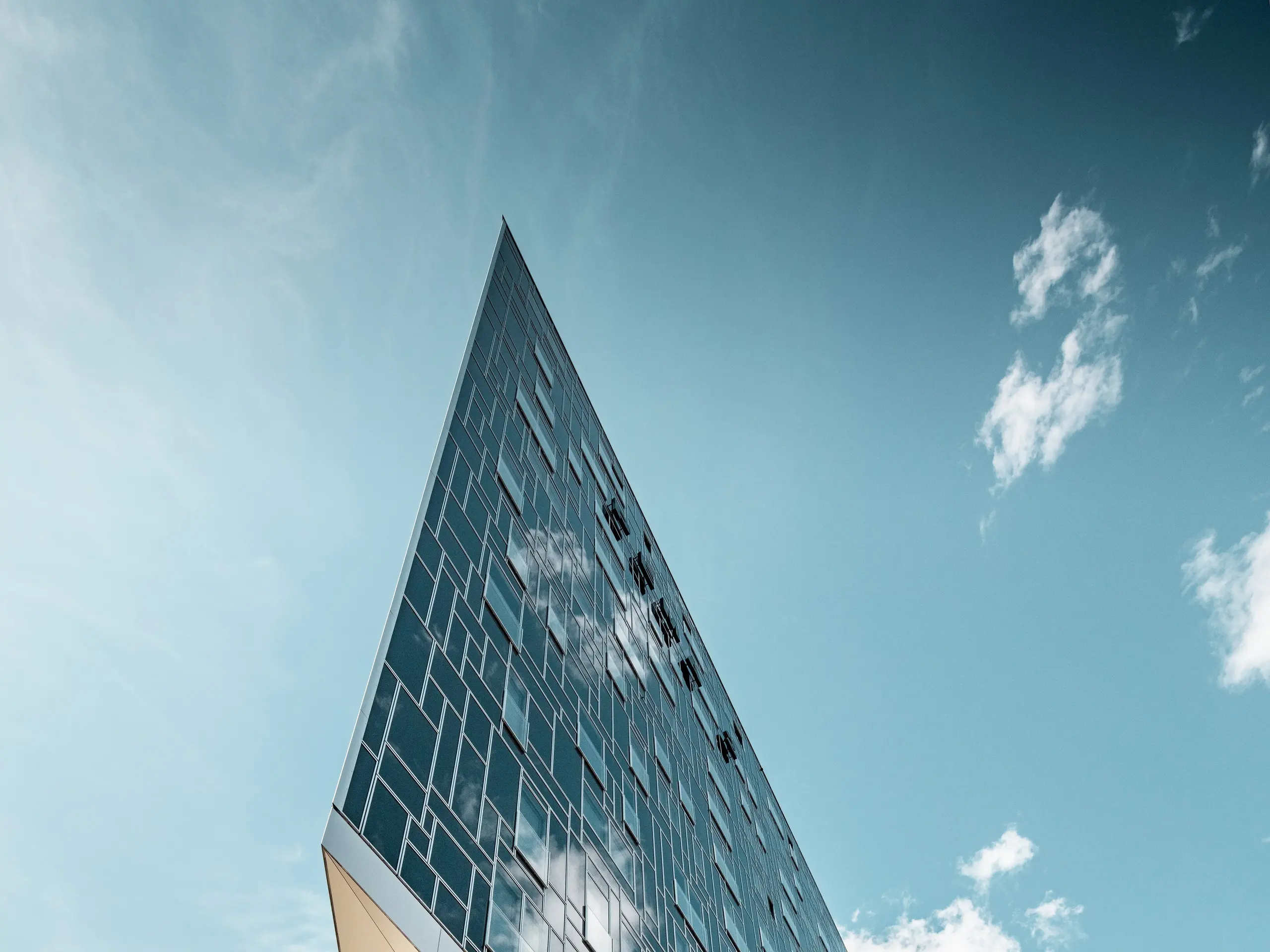 La torre PEMA 2 a Innsbruck è un complesso costituito da appartamenti, biblioteca pubblica e uffici pubblici rivestiti in parte con PREFA pannello compisito in alluminio spazzolato