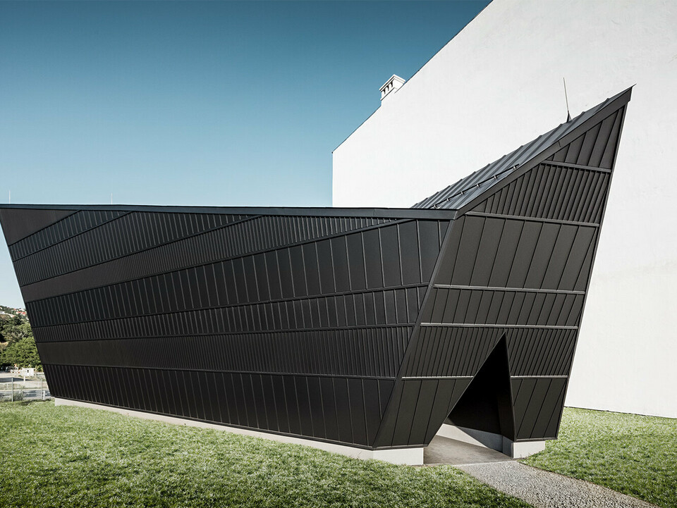 Der neue, mit schwarzem Aluminium ummantelte Kinopavillon des Museums in Skanzen von einer seitlichen Perspektive, entworfen vom Architekten István Bársony.