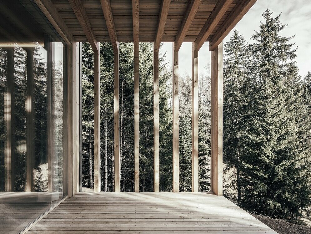 Photo rapprochée du balcon du côté latéral.