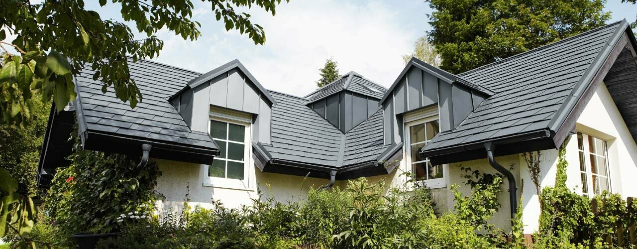 Casa unifamiliare nella Repubblica Ceca con copertura del tetto con scandole PREFA in antracite