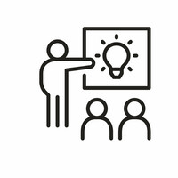 Eine Person steht vor einer Tafel und zeigt auf die abgebildete Glühbirne, als Zeichen neuer Ideen. Zwei weitere Personen stehen davor und schauen zu.  