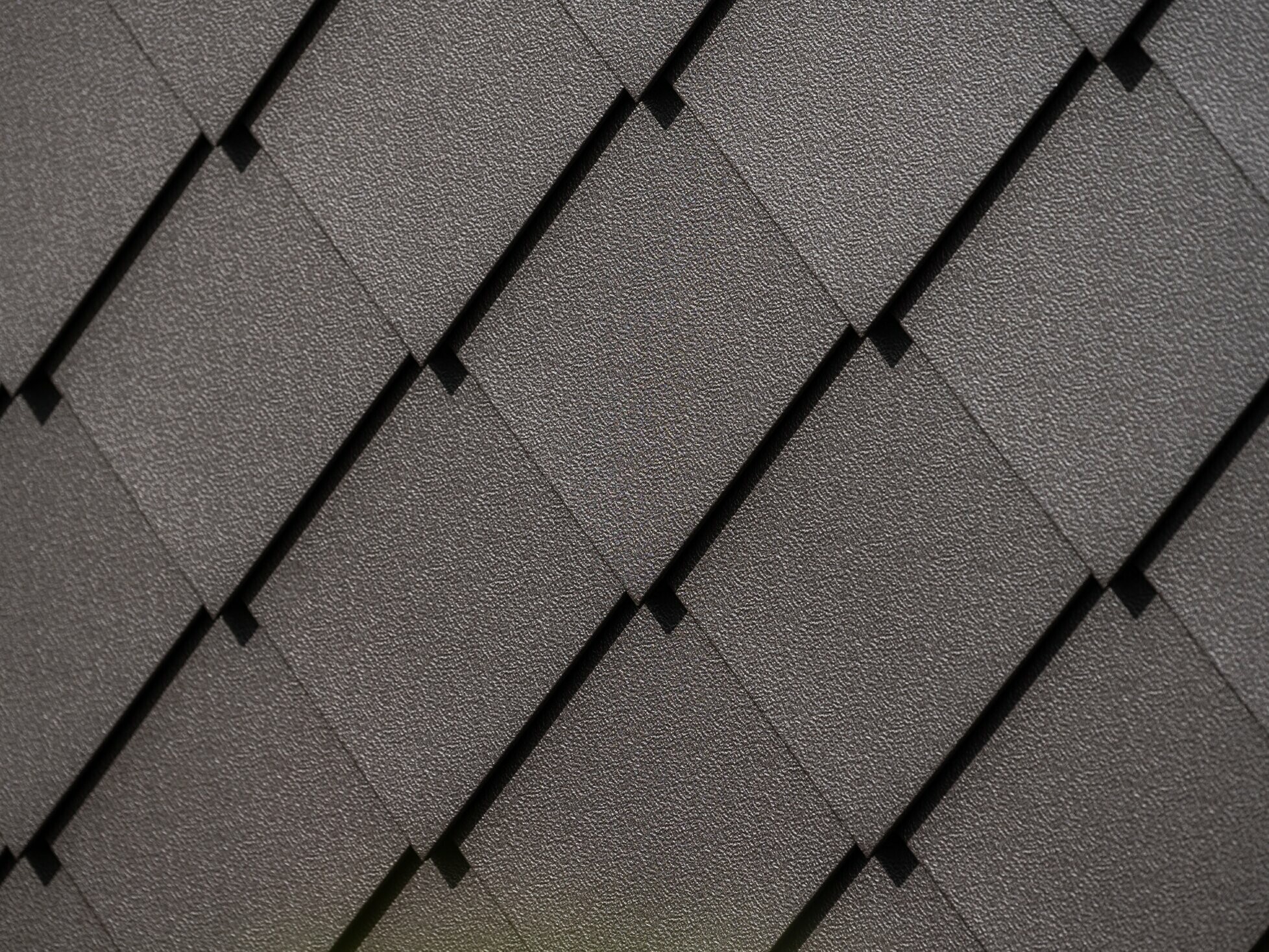 Scaglia per facciata PREFA 29 × 29 in testa di moro, primo piano con superficie goffrata