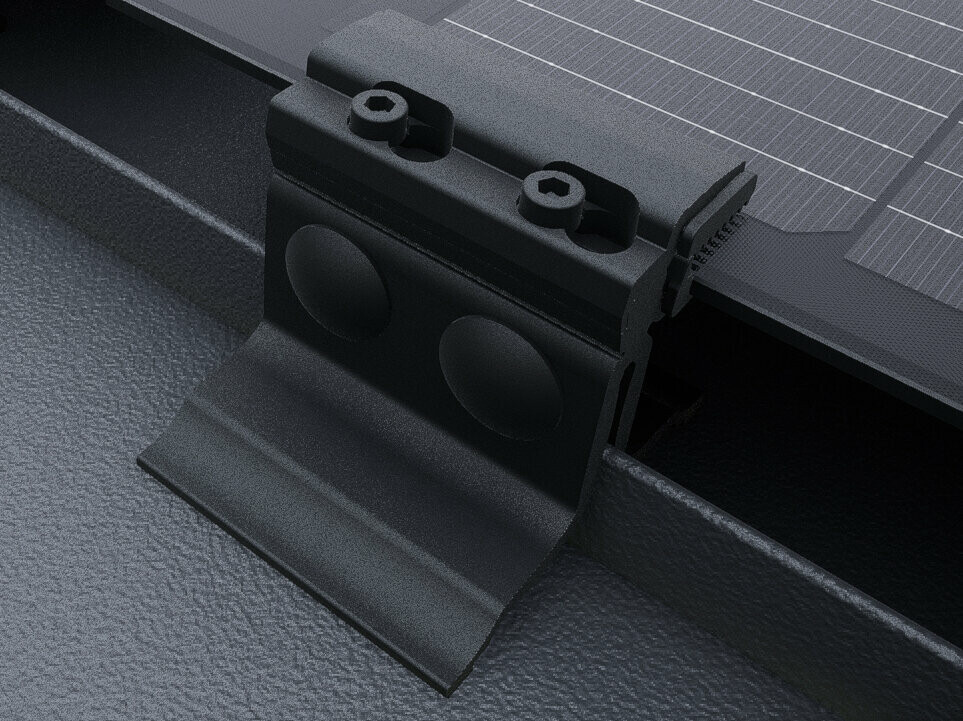 Gros plan du module solaire PREFALZ avec fixations d'extrémité en noir. Les modules sont montés sur les toitures PREFALZ, directement sur les agrafes. 