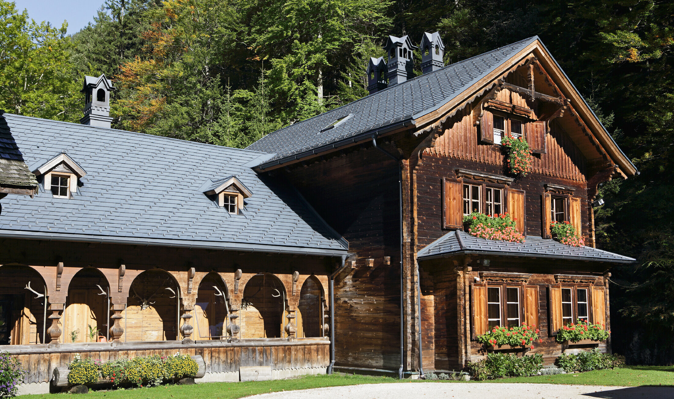 rustikale Jagdhütte, Rothschildhaus, mit der PREFA Dachschindel in P.10 Anthrazit saniert
