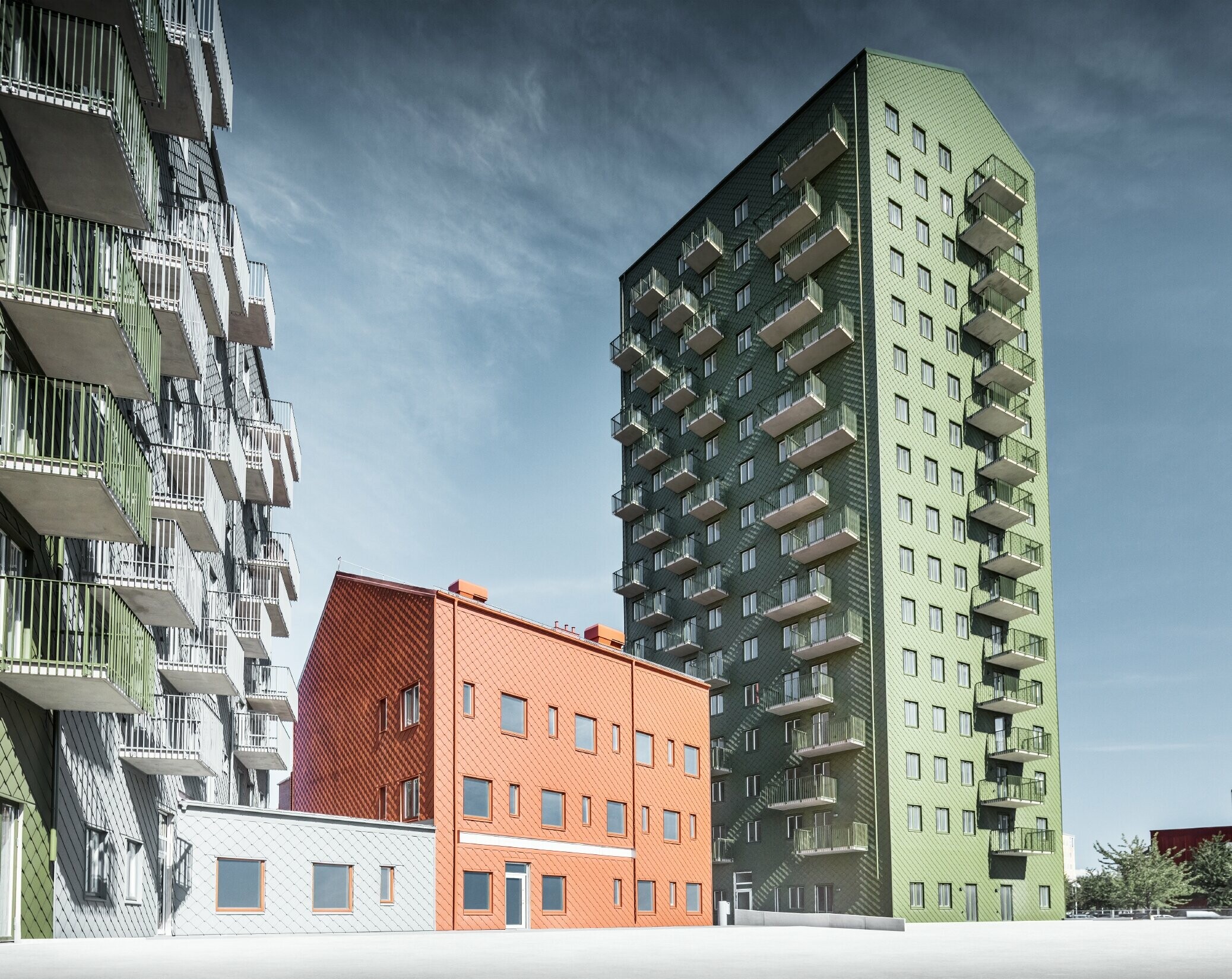 Diverse abitazioni rivestite con la scaglia 29 di PREFA nei colori verde oliva, rosso cotto e grigio chiaro a Göteborg, Svezia.