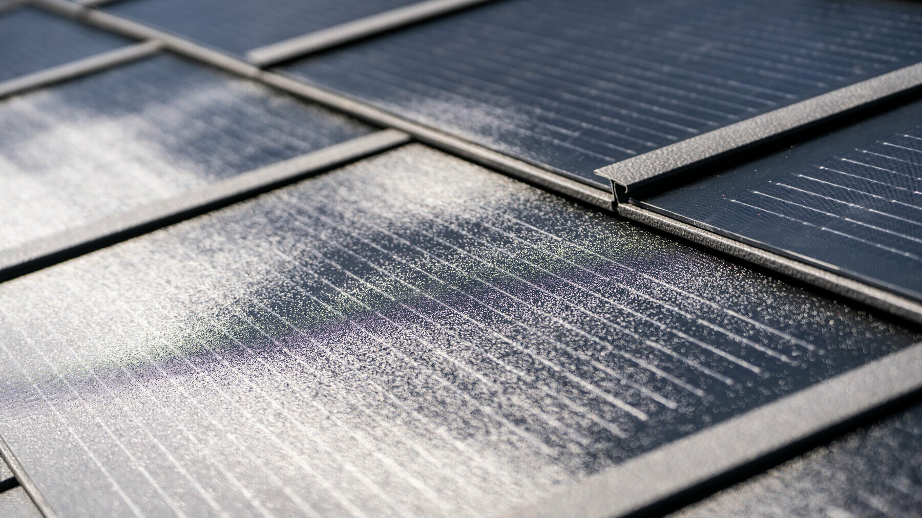 Gros plan de la tuile solaire PREFA petit format, posée et de la R.16 couleur P.10 gris sombre