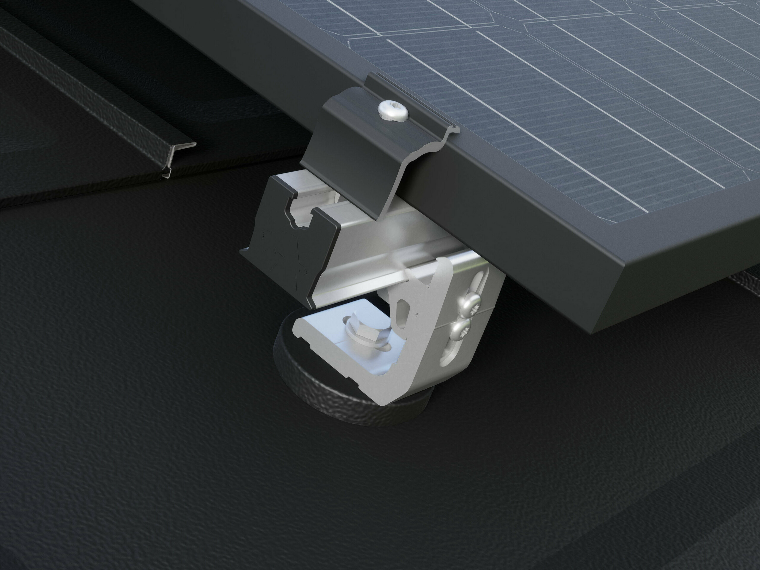 Nahaufnahme des PREVARIO 3.S Solarhalters, montiert auf einem dunklen PREFA Dach, welcher die Profilschiene trägt. Das Solarmodul wurde mit der PREVARIO Endklemme auf der Profilschiene befestigt. 