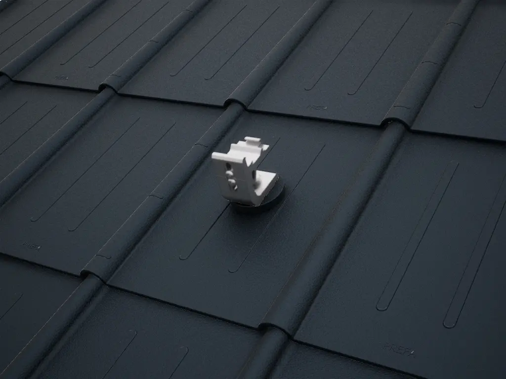 Vue détaillée du support solaire PREVARIO 3.S, monté sur une toiture sombre avec des tuiles PREFA.