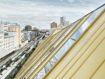 Detailaufnahme des Daches des Kontorgebäudes in Schweden eingedeckt mit dem Dachsystem PREFALZ in der Sonderfarbe Jaisalmer Gold