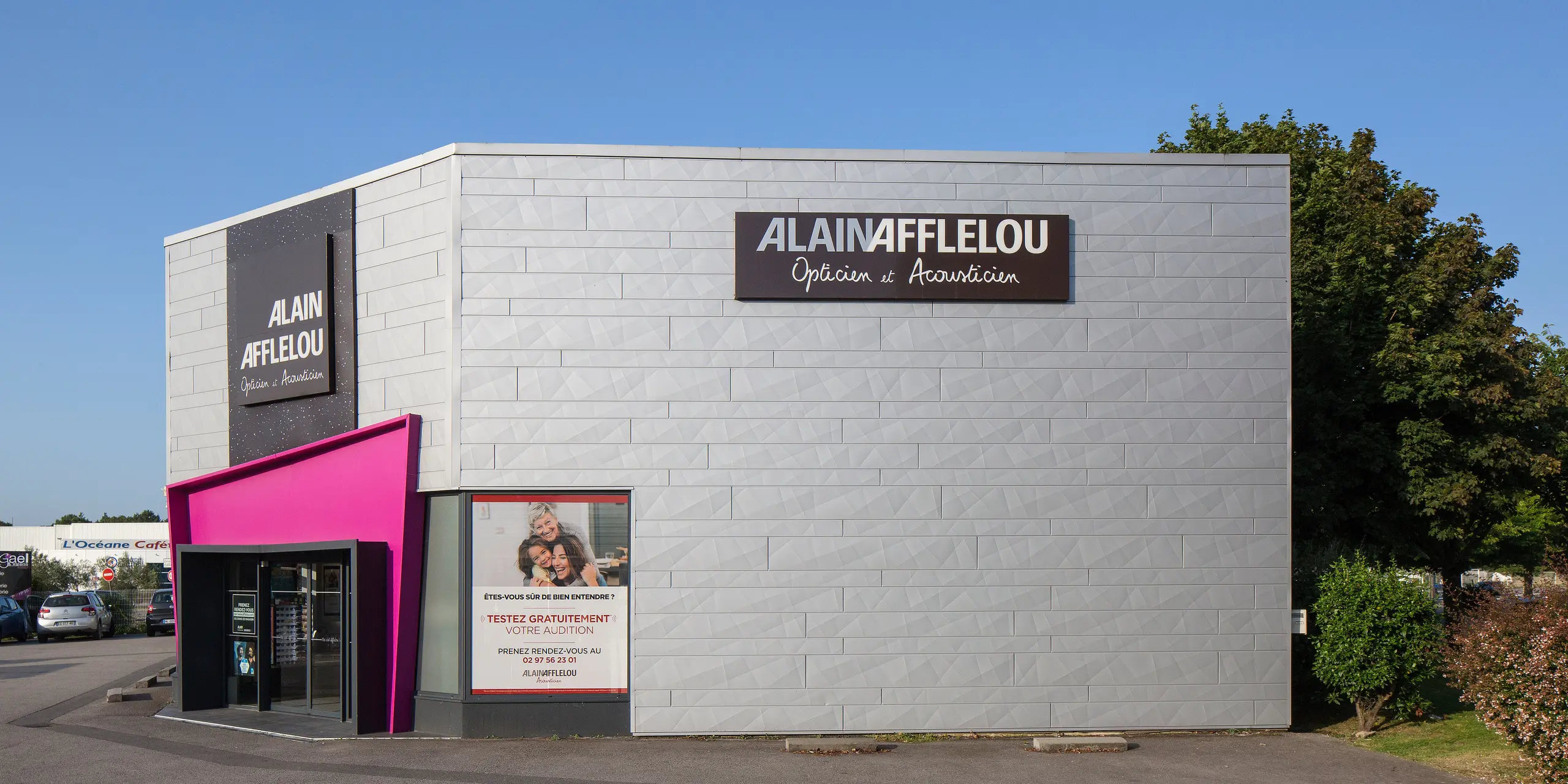 Seitliche Perspektive auf den Optik- und Akustik-Shop AFFLELOU in Auray mit einer Fassade bestehend aus PREFA Siding.X in Silbermetallic