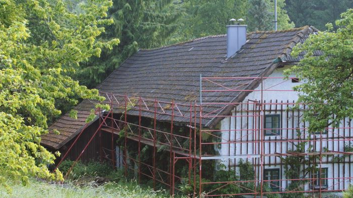 Ancienne toiture de la maison traditionnelle « Wiesenhaus » peu avant sa rénovation avec des bardeaux PREFA (échafaudage en place)