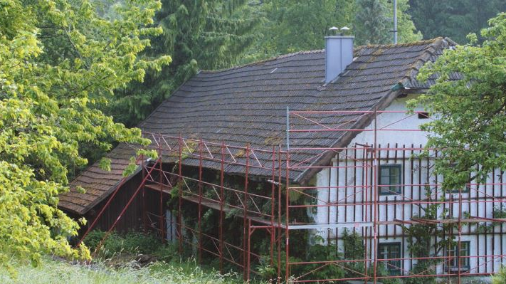 vecchia copertura del Wiesenhaus poco prima della ristrutturazione con la scandola PREFA, con impalcatura 