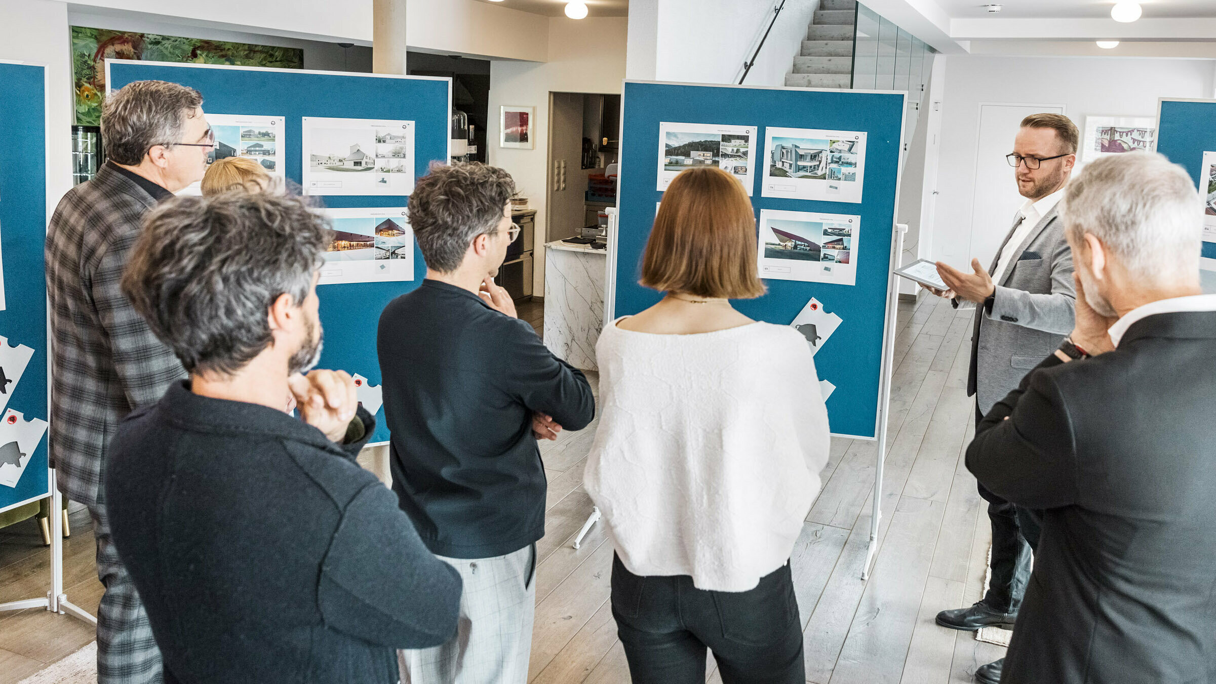 Une partie du jury d'experts examine les fiches de projet affichées.