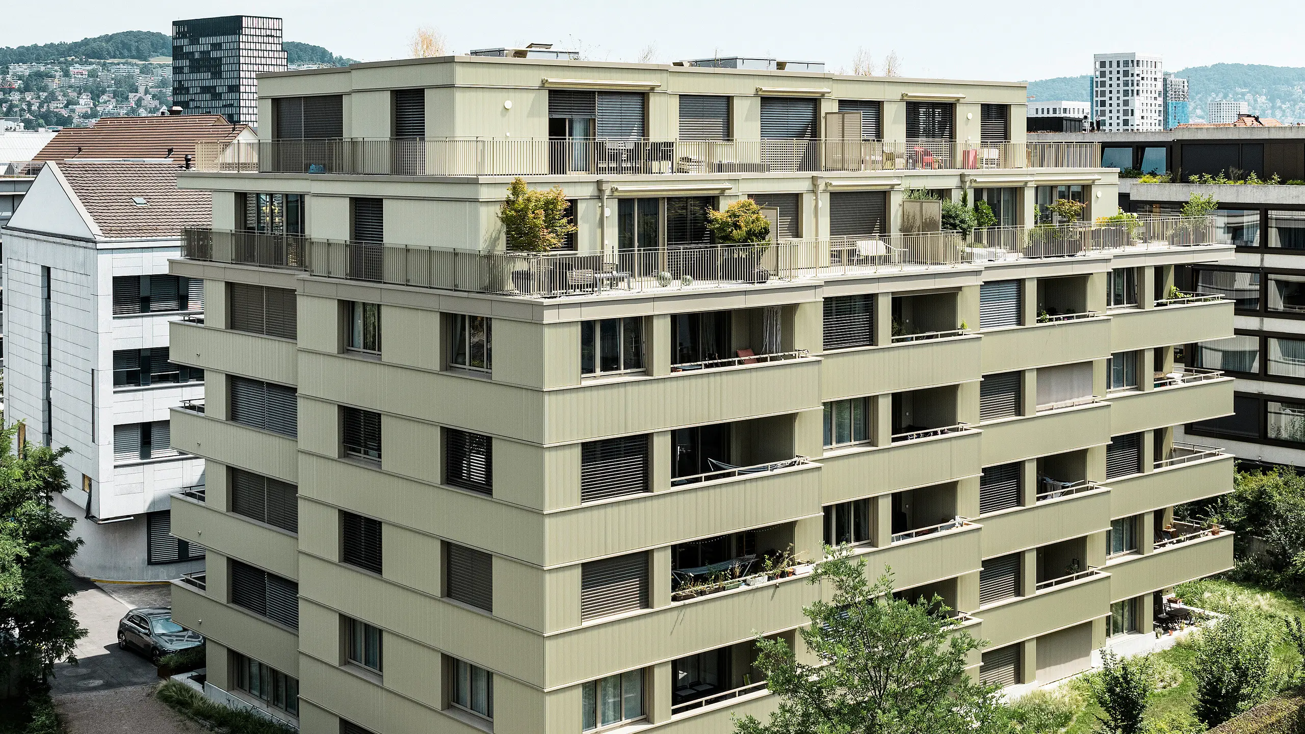 Le bâtiment résidentiel moderne "Stetterhaus" à Altstetten, Zurich, est entouré d'une façade unique - le profil dentelé PREFA dans la couleur métallique perle spéciale.