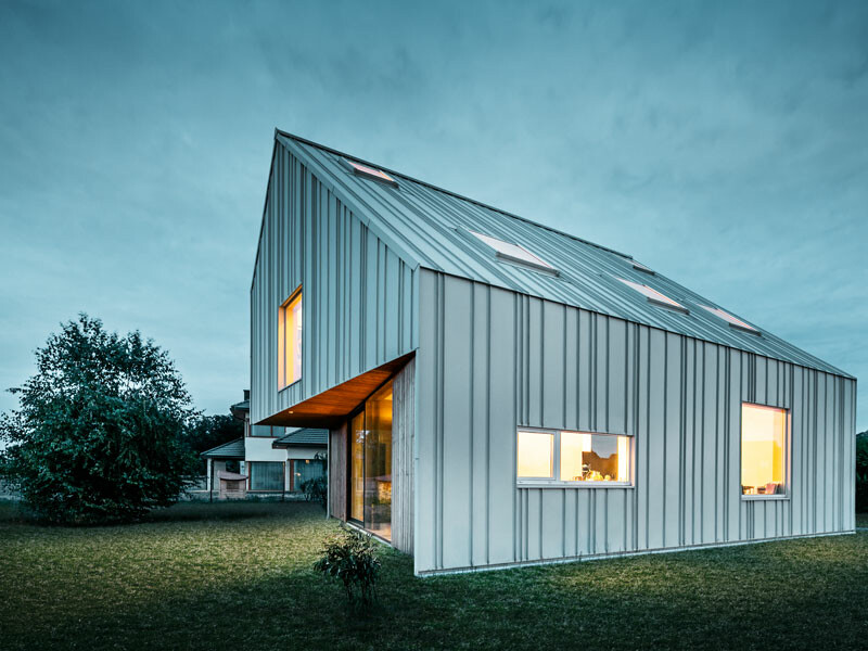 Casa unifamiliare di una coppia di architetti. Copertura e facciata sono state rivestite con il nastro Prefalz in P.10 bianco prefa