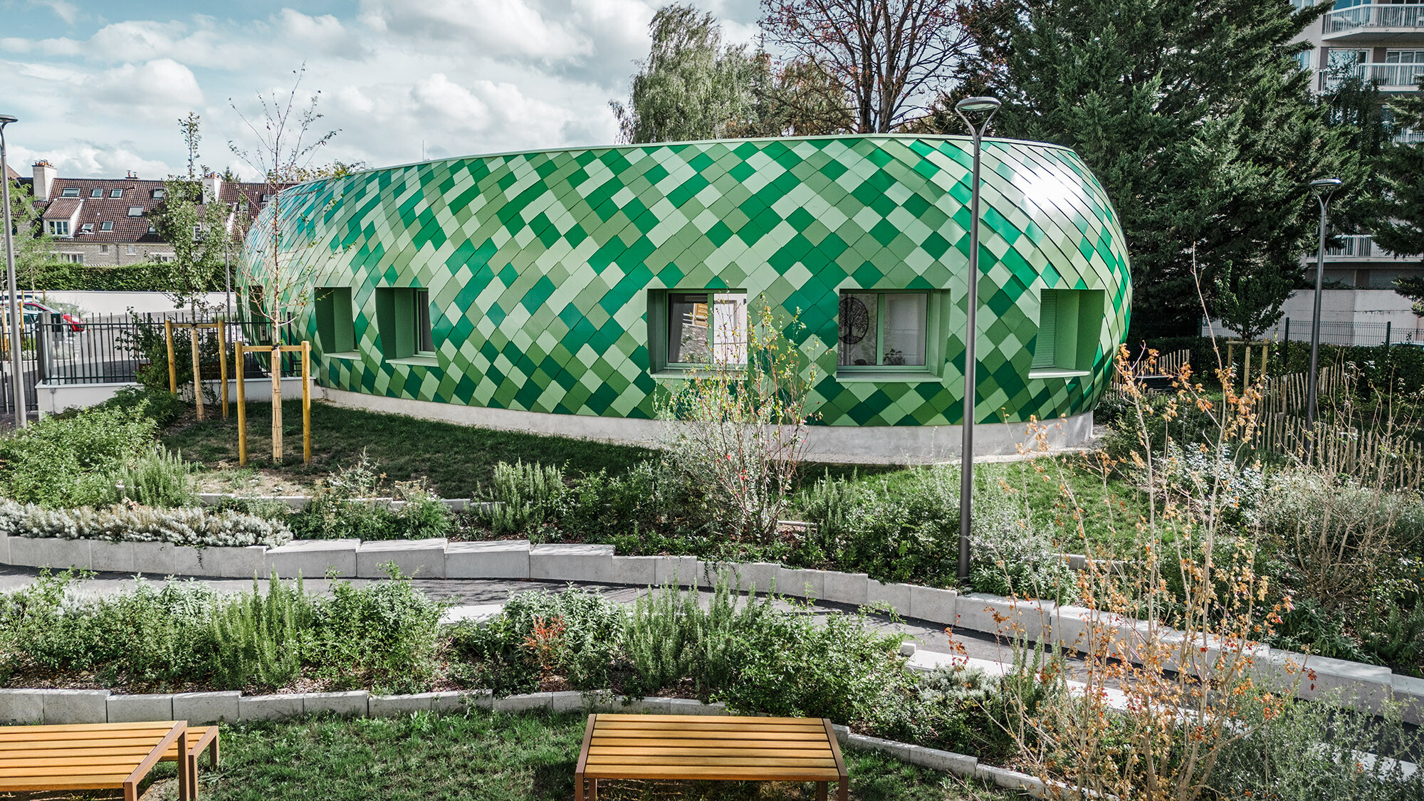 Vue sur le pôle médico-thérapeutique, dont les couleurs rappellent les tons verts du parc environnant.