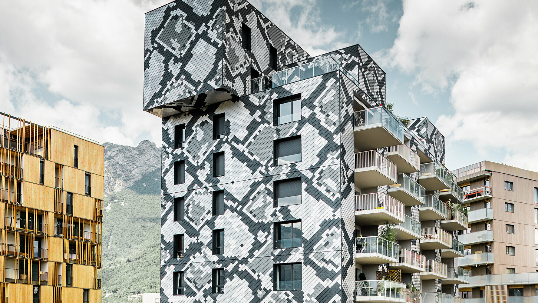 La facciata di un condominio a Grenoble ricorda un serpente con le sue scaglie di colori diversi.