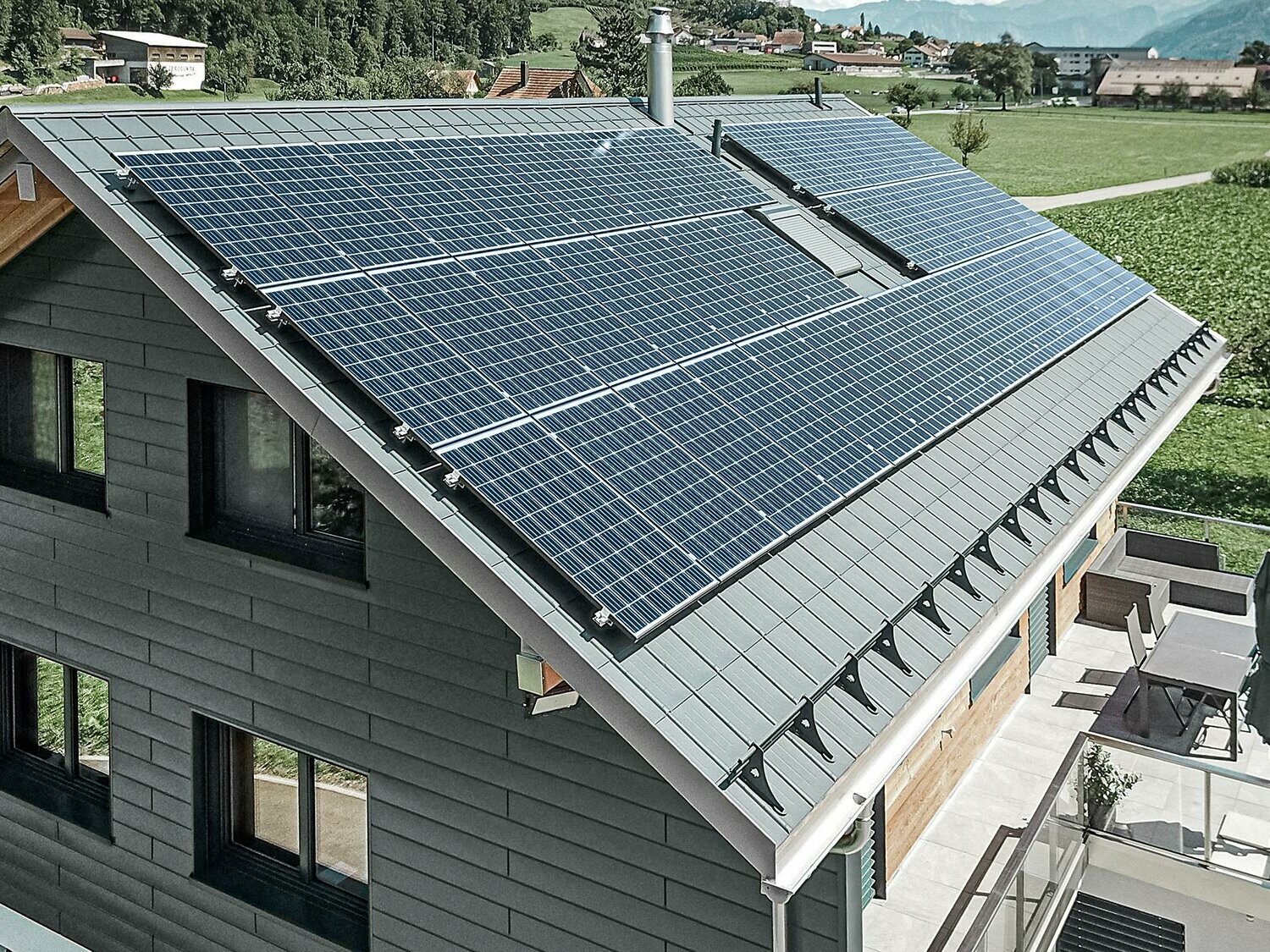 Centrale photovoltaïque installée sur toiture PREFA avec supports solaires et rail profilé assurant la sécurité de la fixation.