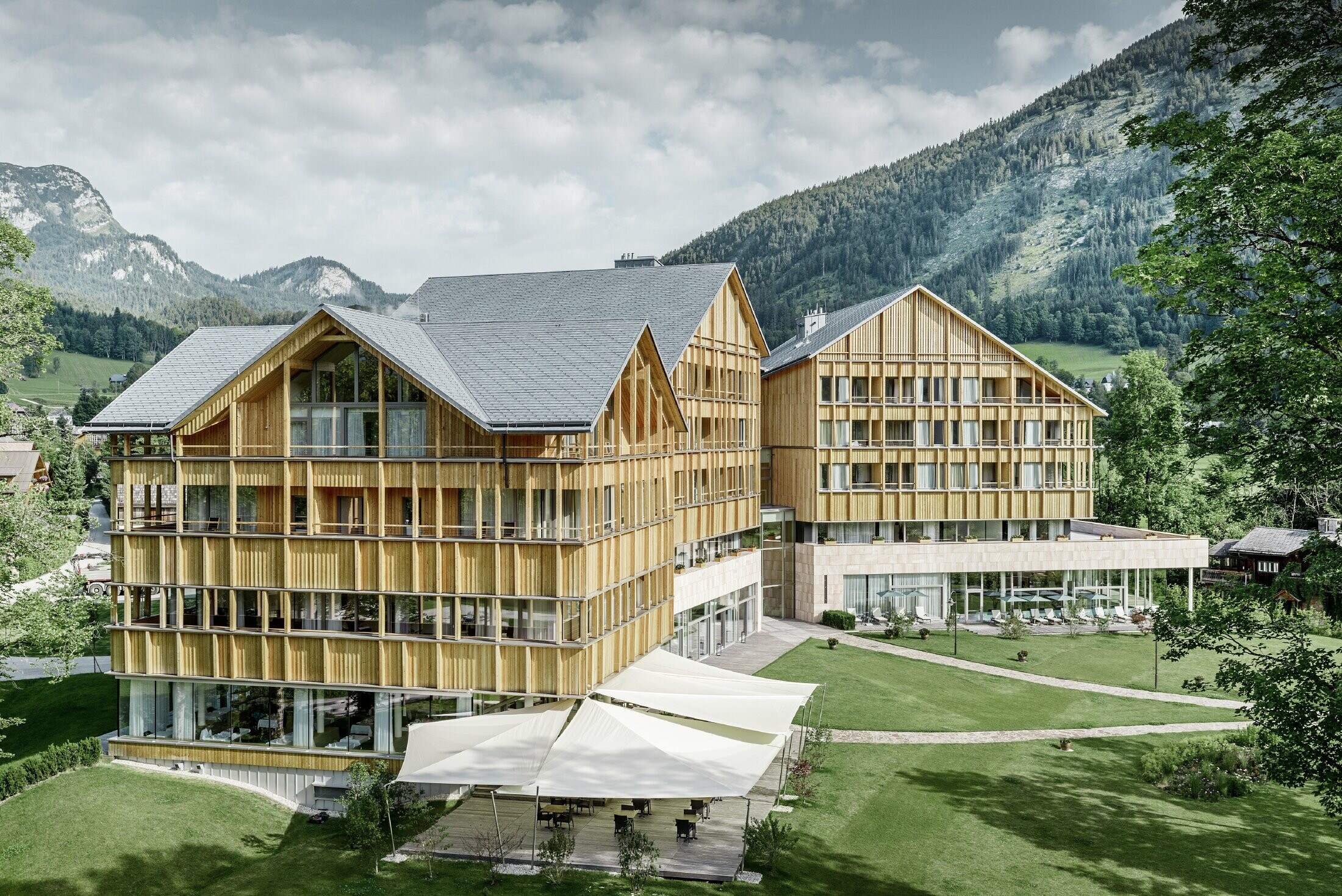 Hotel Vivamayr a Altausee con una facciata in legno e una copertura in scandole PREFA
