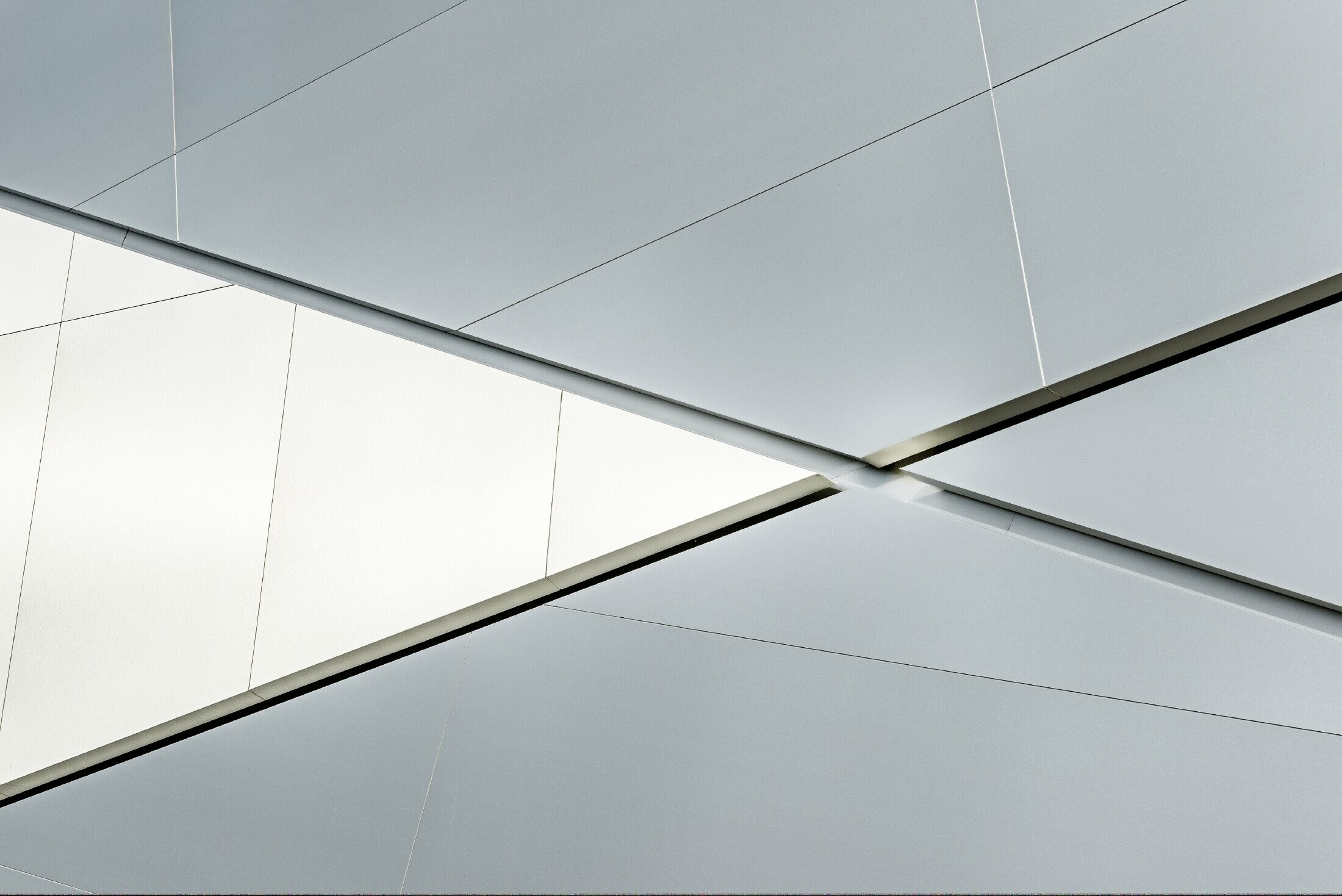 Edificio aziendale di Fill con una facciata futuristica in pannello composito in alluminio spazzolato e fughe retroilluminate