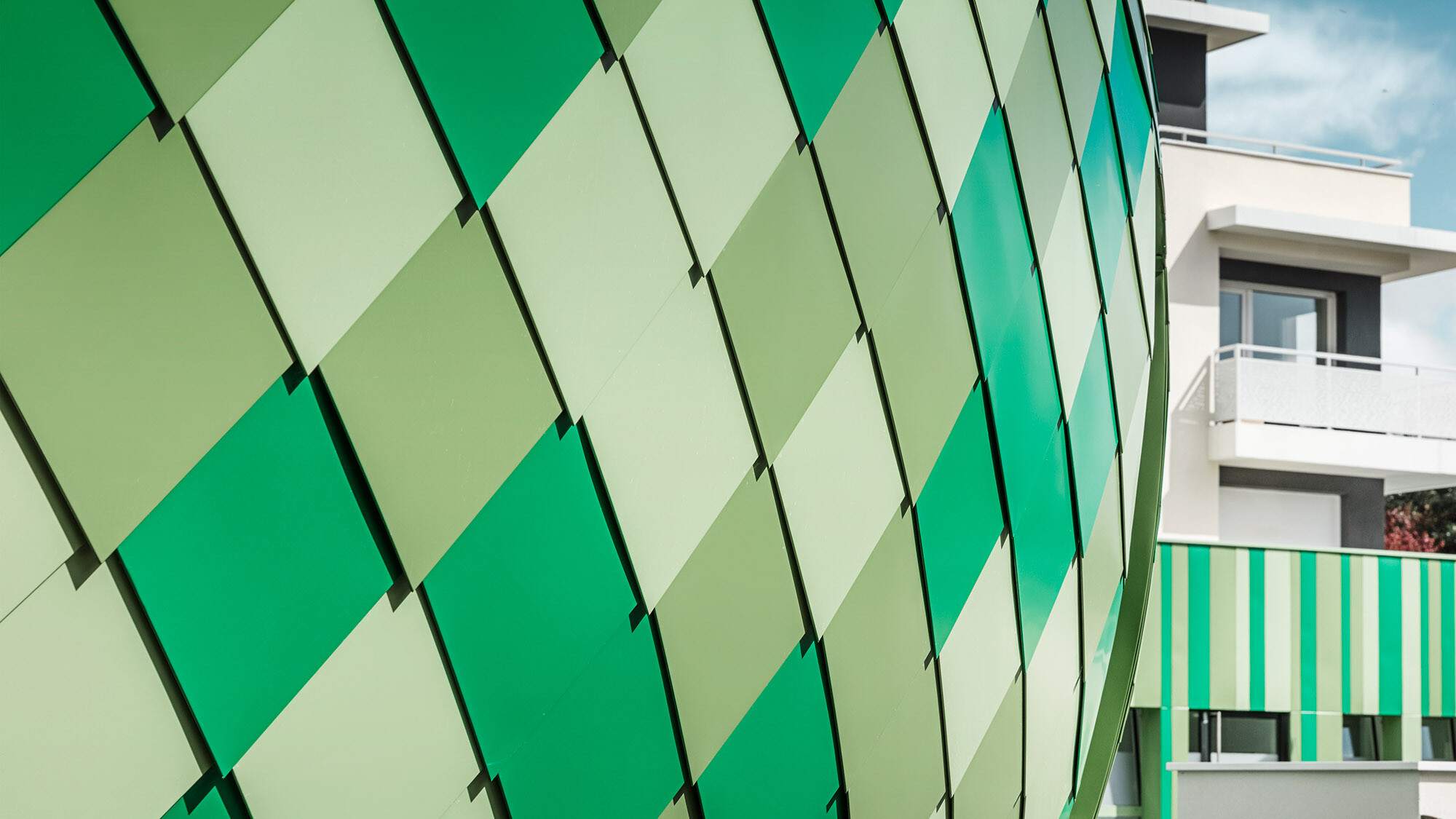 Vue latérale rapprochée du revêtement en aluminium en losanges dans les couleurs spéciales vert pâle, vert réséda et vert menthe.