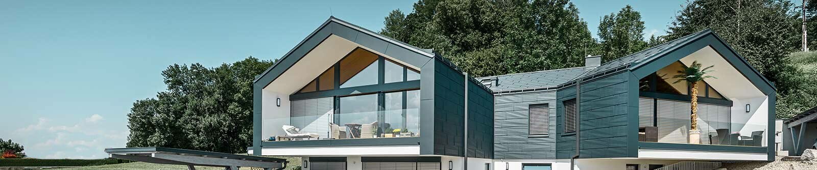 Maison individuelle PREFA avec panneau FX.12 et tuyau de descente carré couleur anthracite