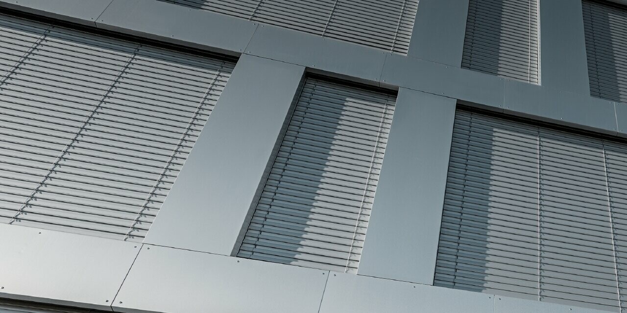 Vue détaillée des fenêtres de l’école de Marens, habillée avec le panneau composite en aluminium brossé