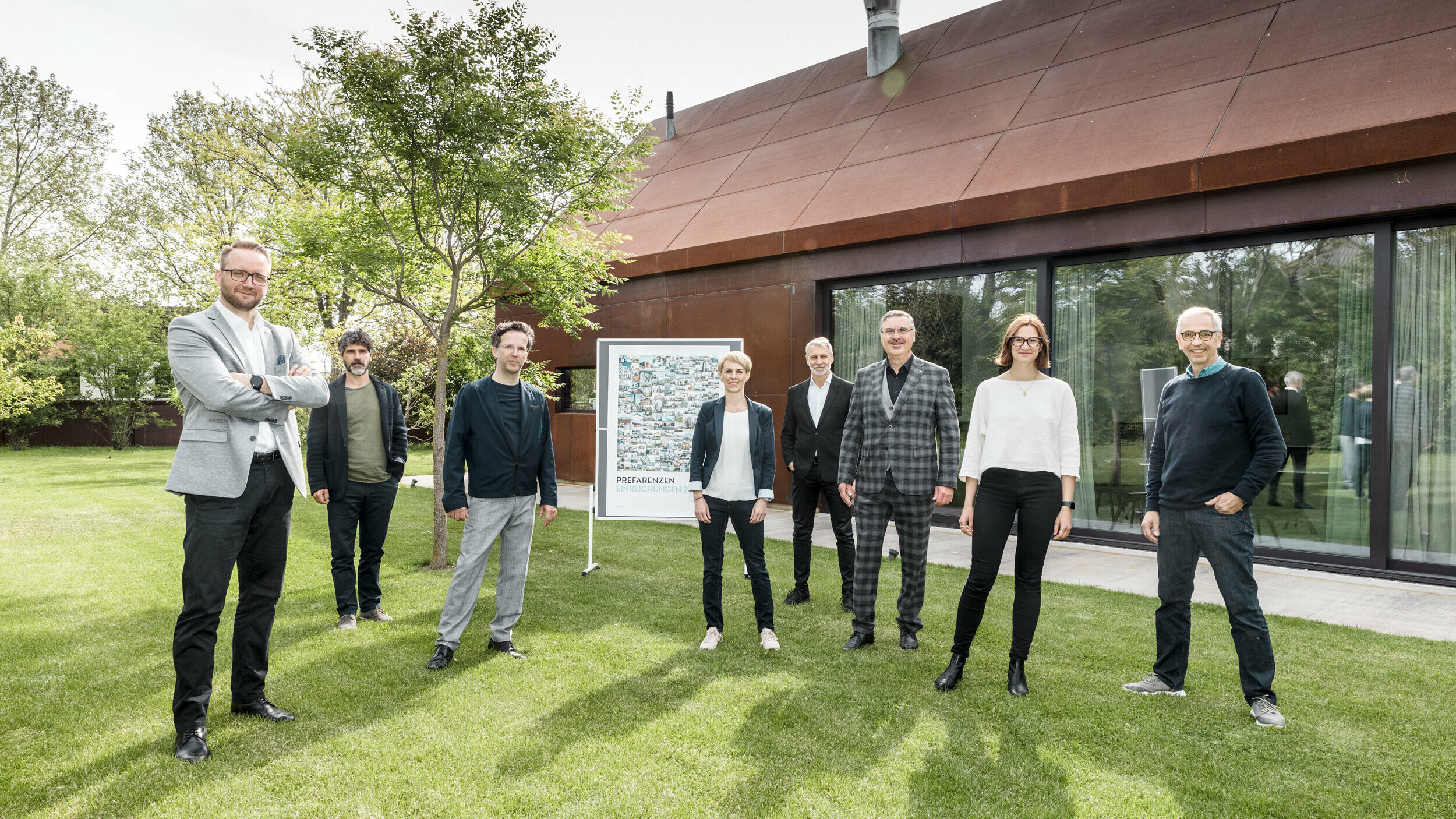 Les participants au Dialogue PREFARENZEN 2024 sur la pelouse devant un bâtiment brun au domaine viticole Velich.