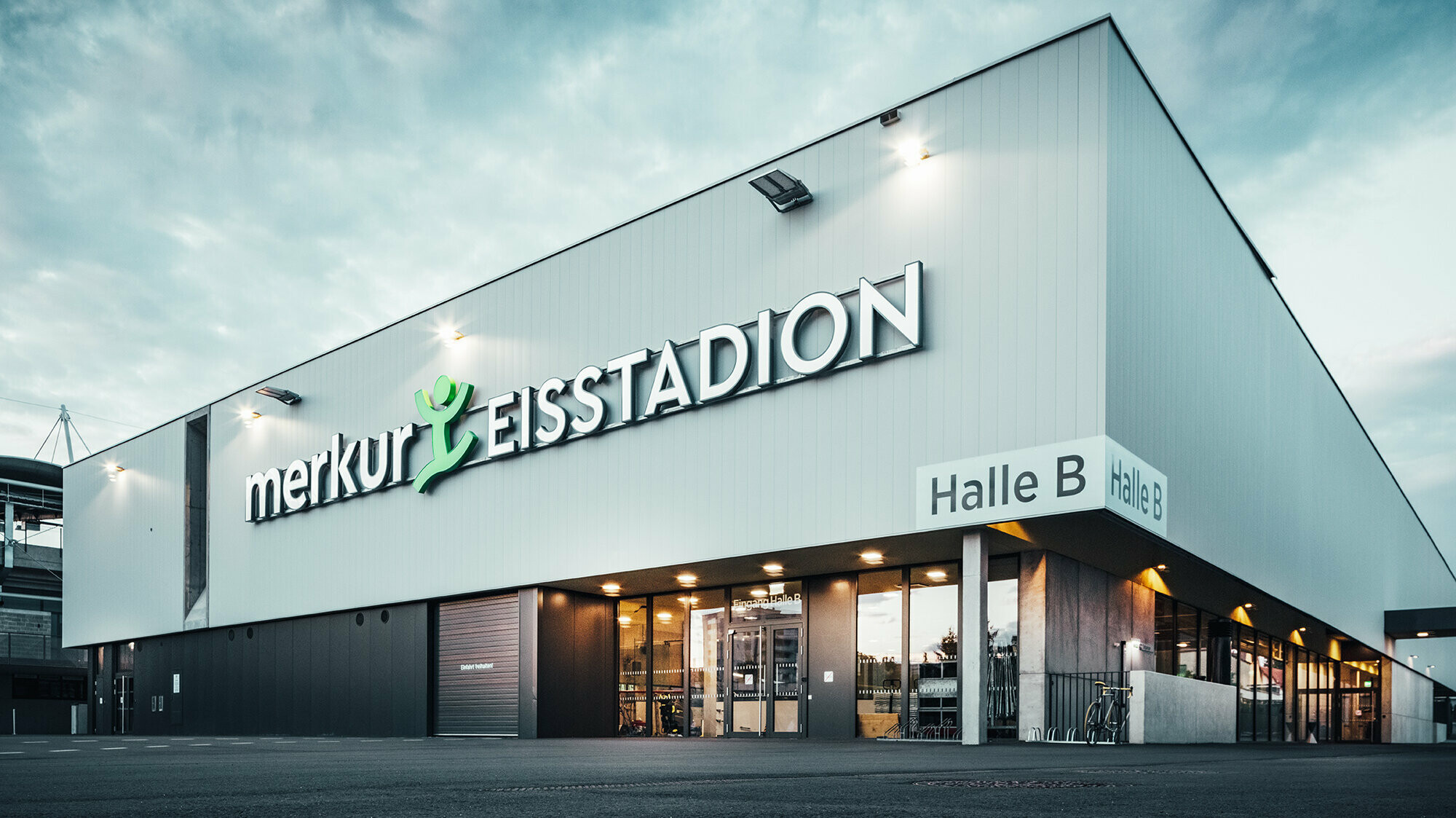 Vue de face de la patinoire avec l'inscription « merkur EISSTADION »