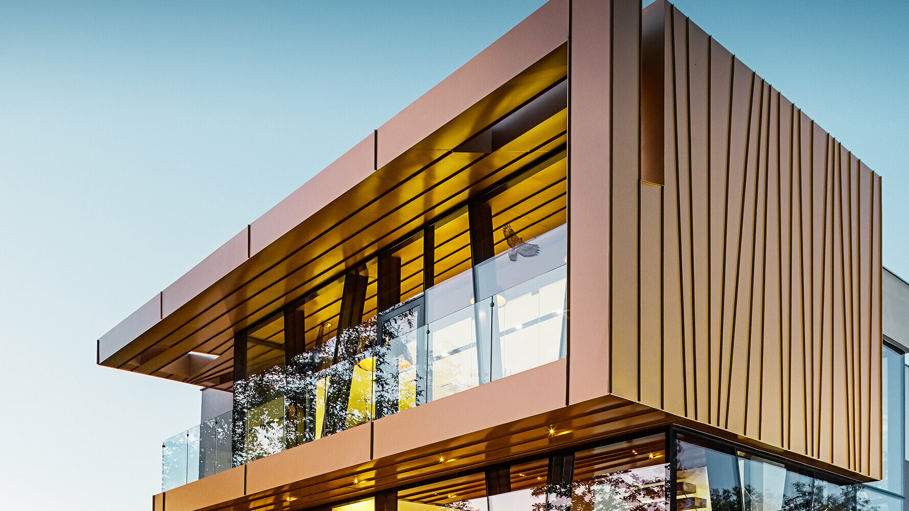 Cantina vinicola Le scanalature irregolari della facciata in alluminio nella tonalità dorata mayagold conferiscono all’edificio un aspetto davvero particolare.