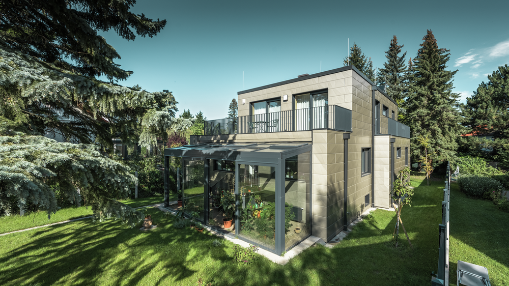 La façade de cette maison individuelle moderne située à Vienne a été habillée de  Siding.X PREFA dans la couleur bronze.