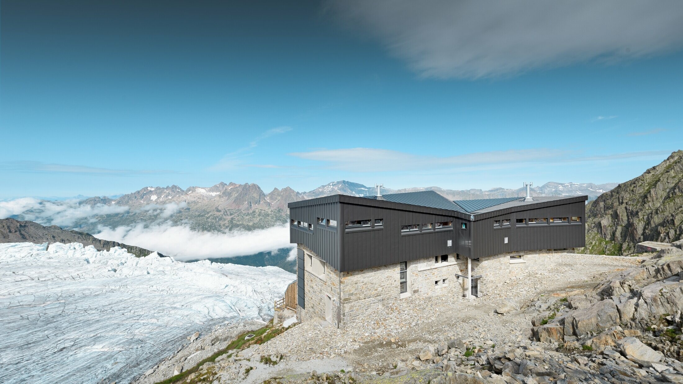 Le refuge Albert 1er dans le massif du Mont-Blanc avec toit et façade revêtus de PREFALZ dans la couleur gris noir. 
