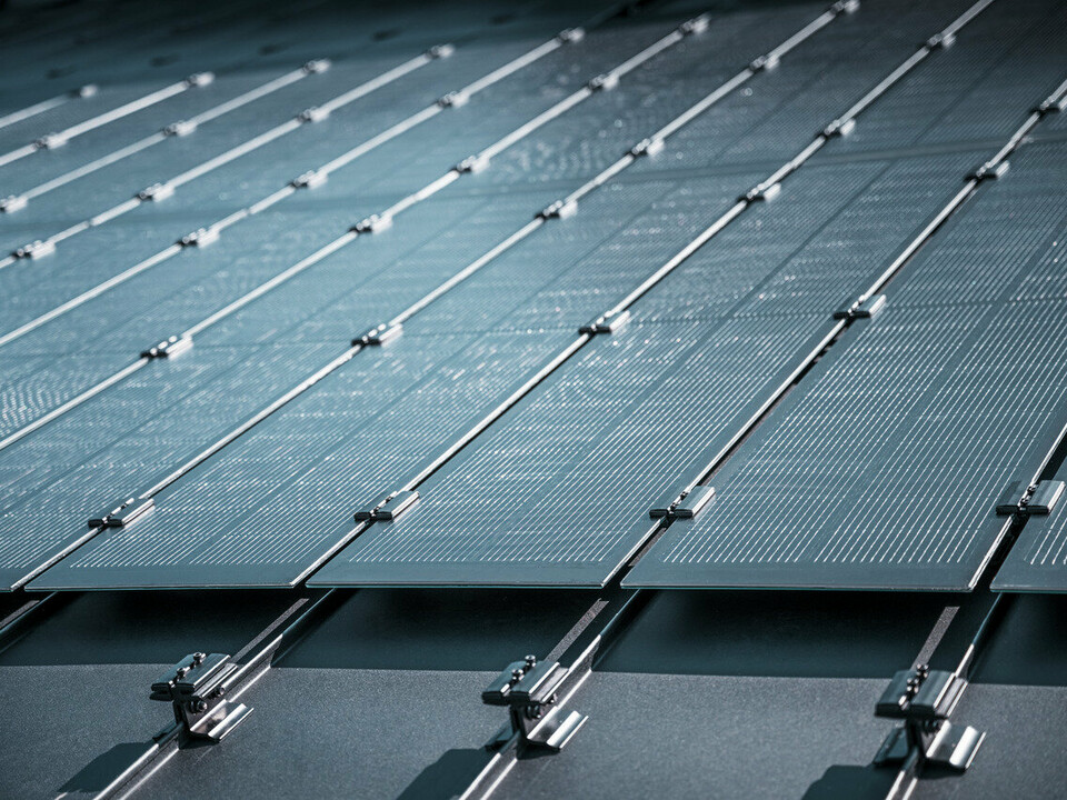 Detailansicht der Montage von Prefalz-Solarmodulen auf einem Dach in Meschede