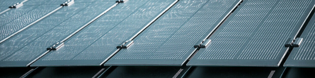 Vue détaillée du montage de modules solaires Prefalz sur une toiture à Meschede