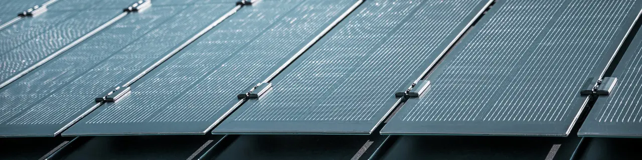 Vue détaillée du montage de modules solaires Prefalz sur une toiture à Meschede