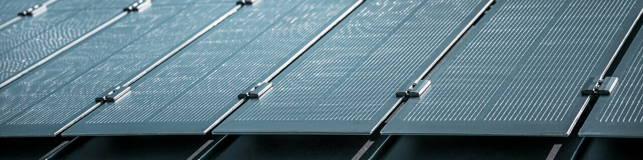 Detailansicht der Montage von Prefalz-Solarmodulen auf einem Dach in Meschede