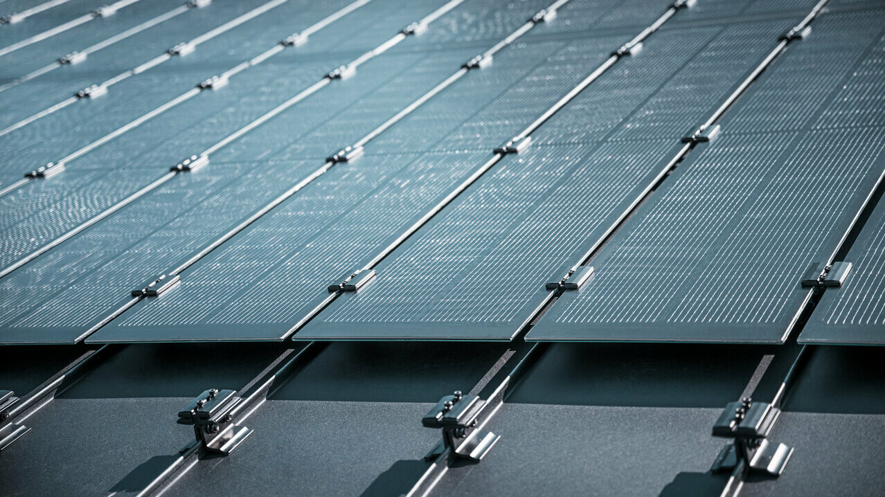 Dettaglio del montaggio dei moduli fotovoltaici Prefalz su un tetto a Meschede