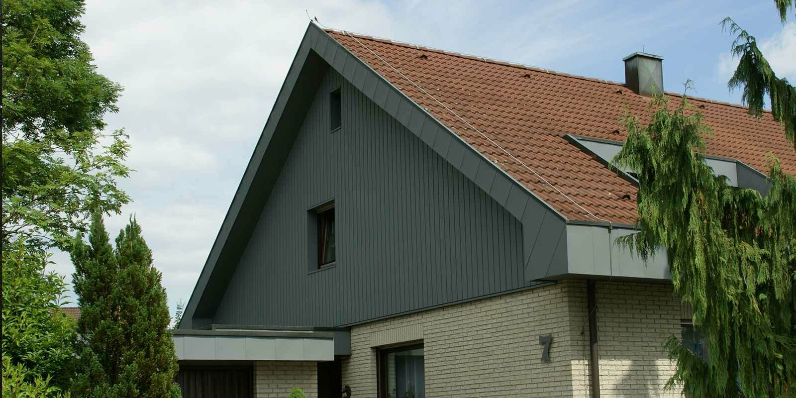 Habillage de pignon moderne et résistant aux intempéries après la rénovation à l’aide de Sidings PREFA posés à la verticale