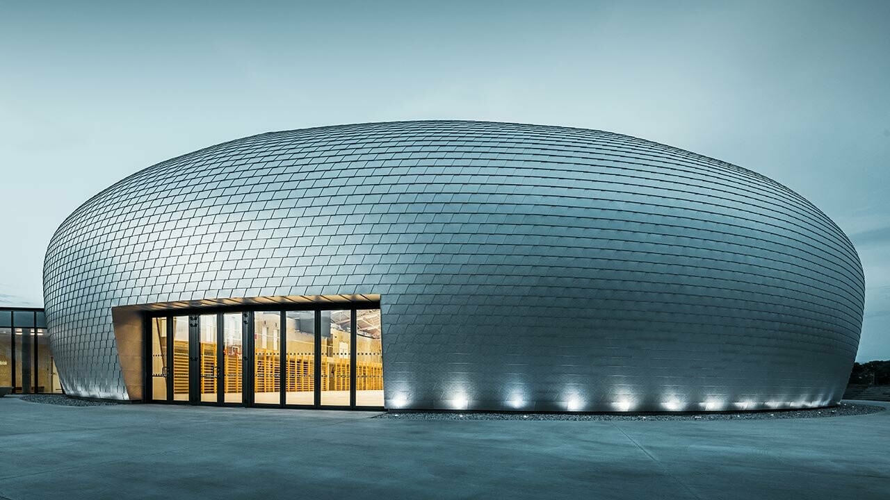 La forme de la salle de sport en République tchèque ressemble à un OVNI - 20 000 bardeaux PREFA aluminium naturel ont été posés