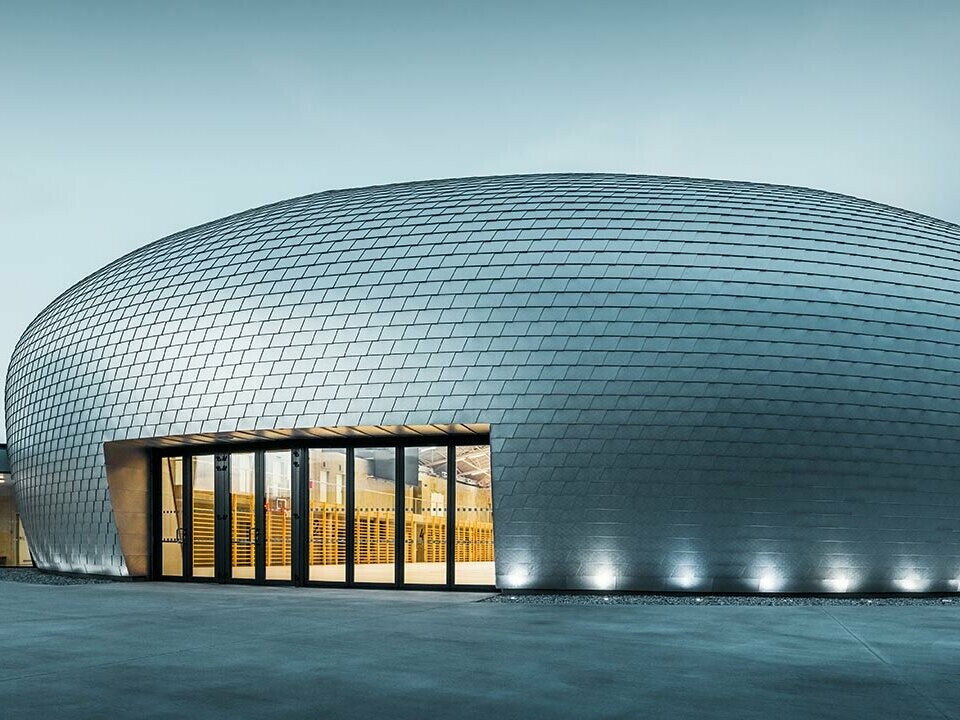 La forme de la salle de sport en République tchèque ressemble à un OVNI - 20 000 bardeaux PREFA aluminium naturel ont été posés