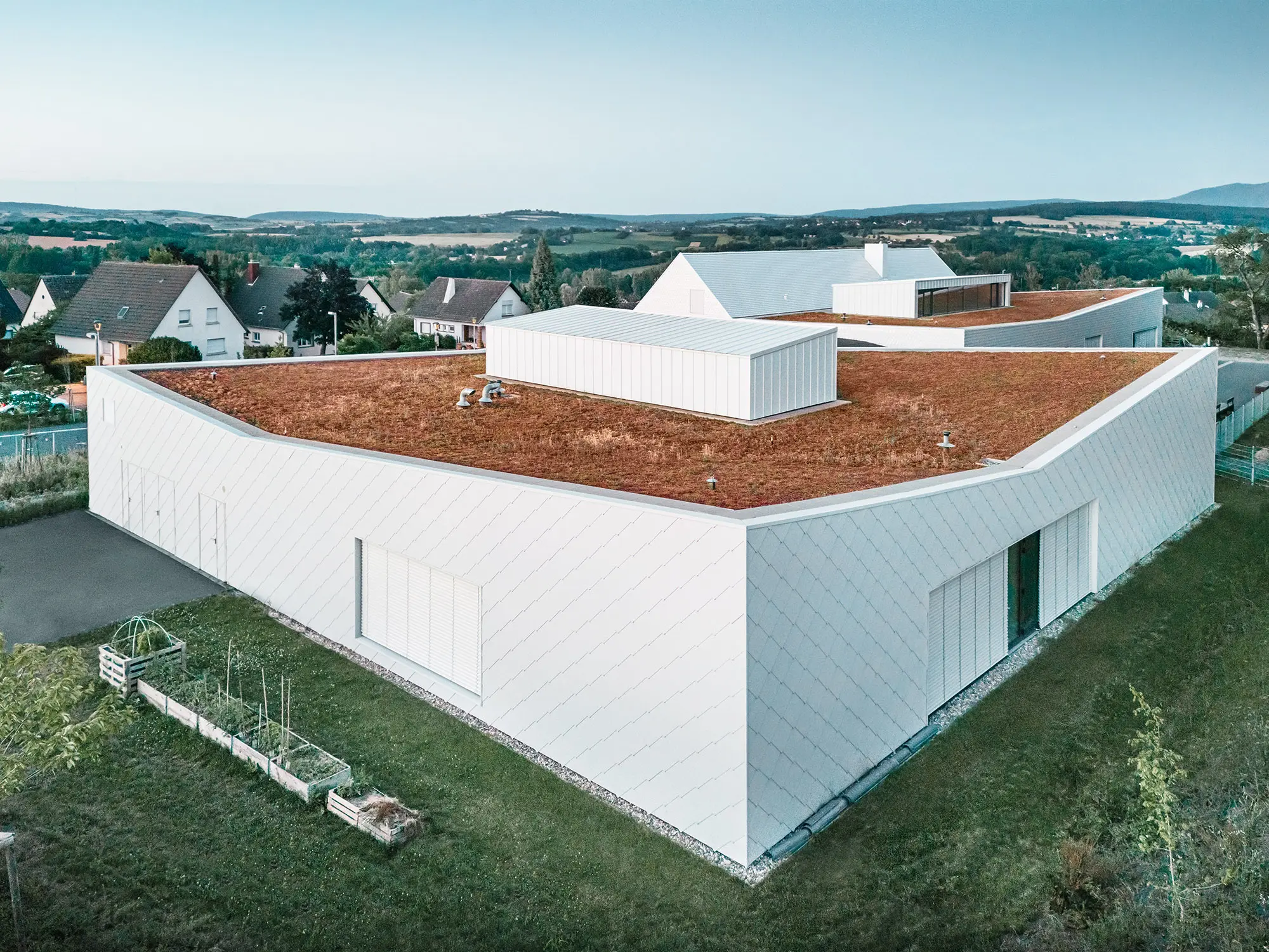 La crèche et ses environs immédiats vus du ciel.